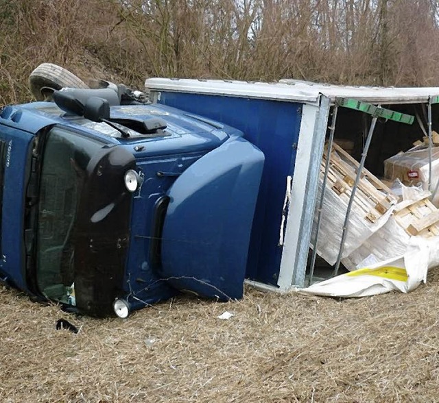 Unverletzt berstand der LKW-Fahrer diesen Unfall.   | Foto: privat