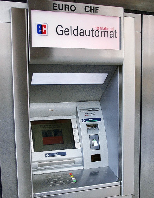 Die 33 Automaten der Sparkasse Lrrach...s &#8211; nicht aber fr Fremdkunden.   | Foto: Ehrentreich