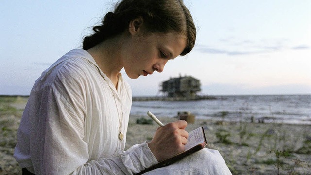 Ein freier Geist entfaltet sich gegen ...  (Paula Beer) entdeckt das Schreiben.  | Foto: piffl