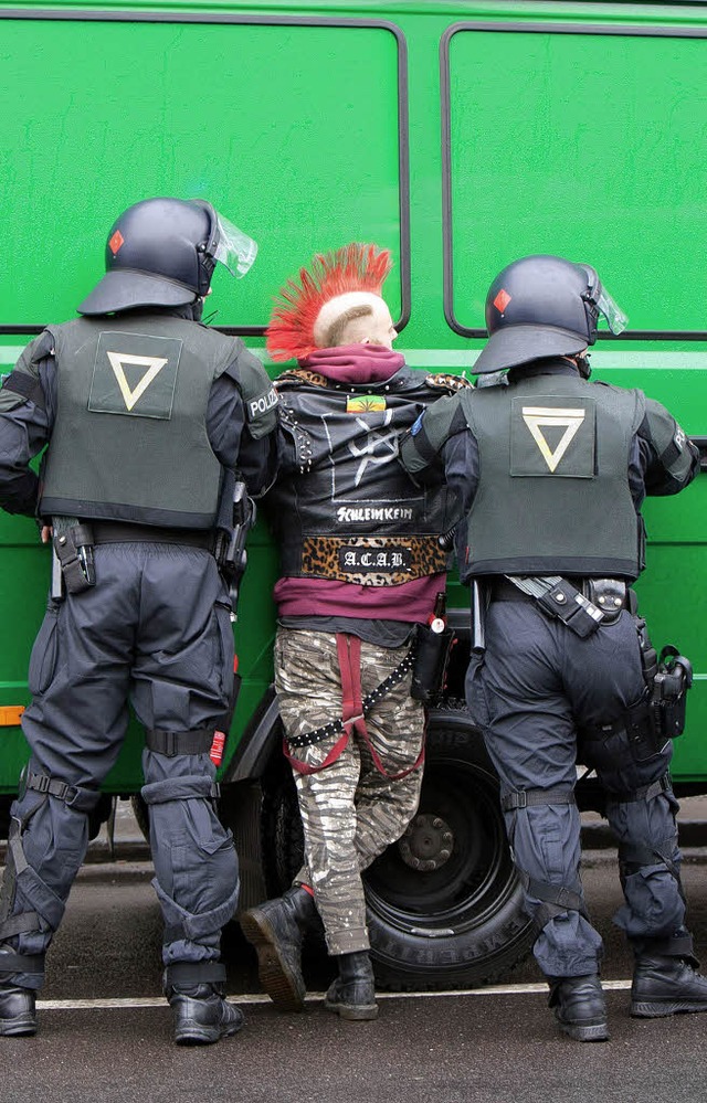 Polizei nimmt einen protestierenden Mann fest.  | Foto: afp