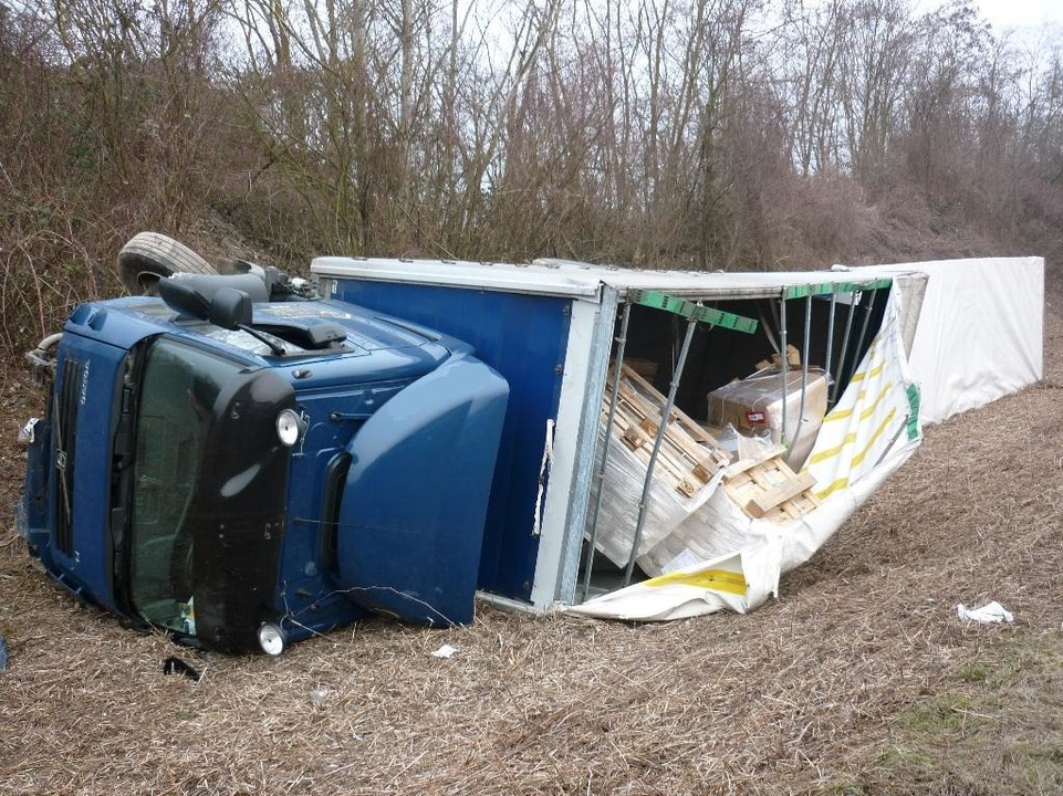 Ein Lastwagengespann kam bei Hartheim ...chäden wird auf 55.000 Euro geschätzt.  | Foto: Polizei