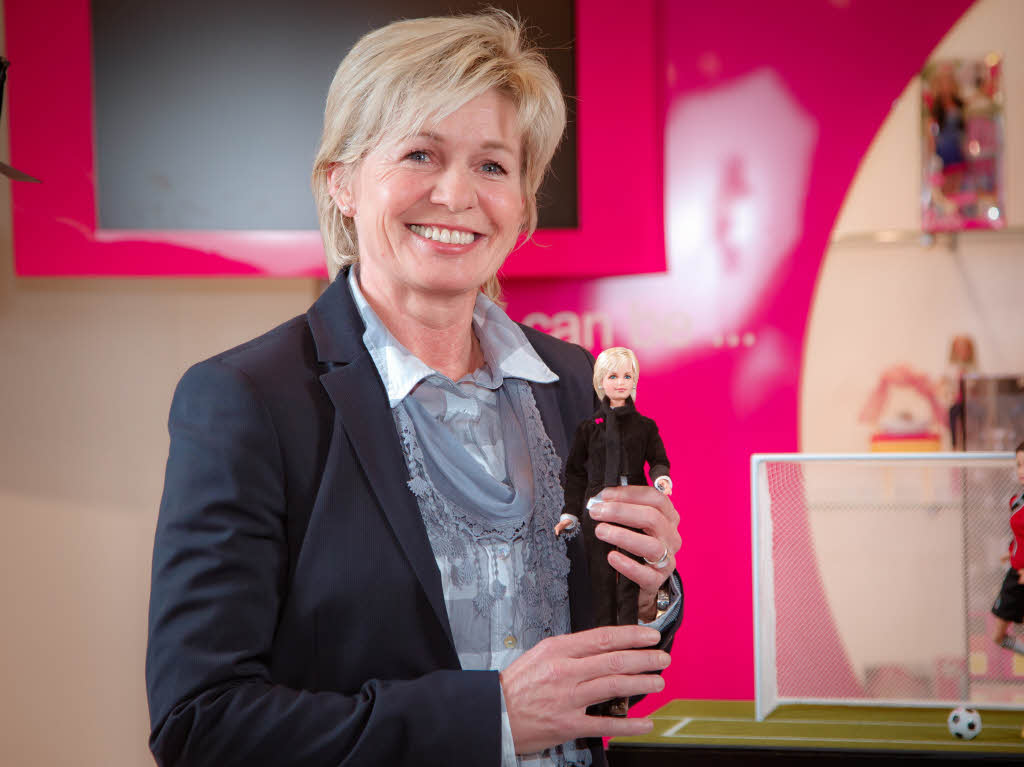 Silvia Neid, Bundestrainerin der Frauenfuball-Nationalmannschaft, prsentiert die ihr nachempfundene Barbie