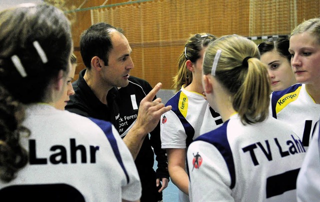 Der Lahrer Trainer Bernd Elinger hebt warnend den Finger.   | Foto:  Wolfgang Knstle (A)