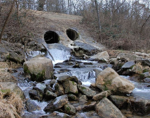 Die Rhren, durch die der Feuerbach be...fliet, sollen 2012 beseitigt werden.   | Foto: Herbert Frey