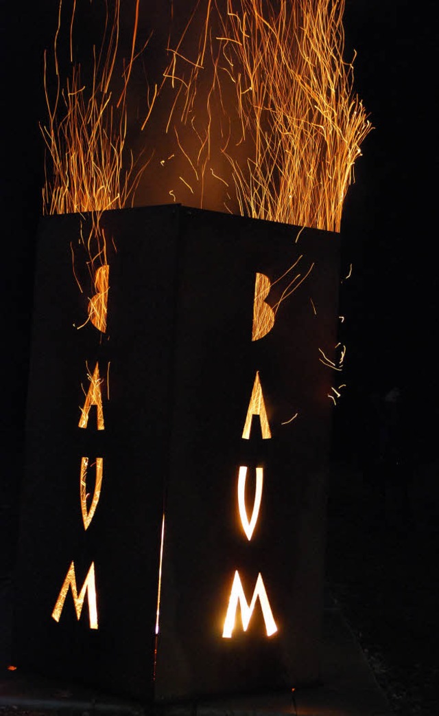 Mit feuriger Kraft zum Leben erweckt h...tale Stahlskulptur &#8222;Baum&#8220;.  | Foto: Angelika Schmidt