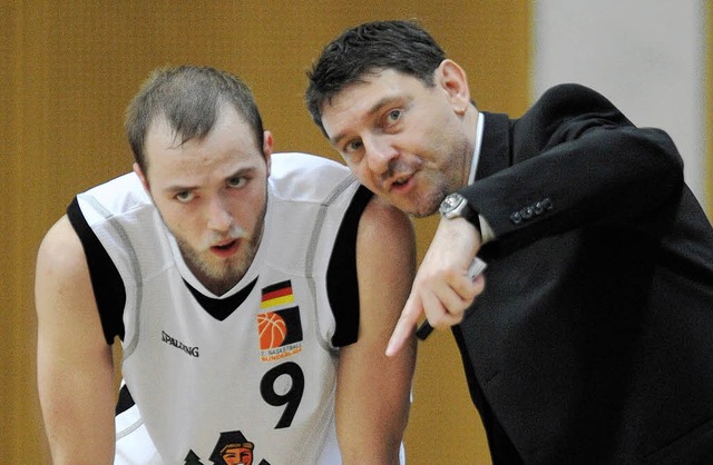 USC-Trainer Toni Radic im Gesprch mit seinem Spieler  Michael Jost.   | Foto: Seeger