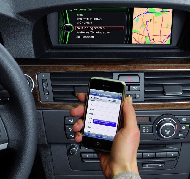 Alternative Smartphone: Auch Handys k...prechende Apps gibt es oft kostenlos.   | Foto: BMW/dpa