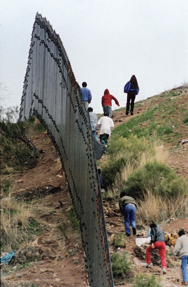 Stahlplatten gegen Armutsflchtlinge: Grenze bei San Diego  | Foto: DPA