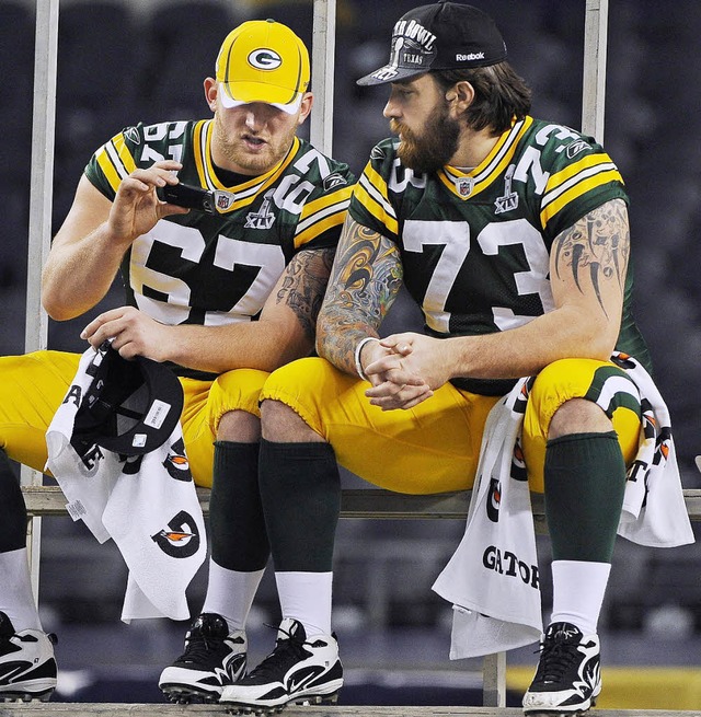 Plauderstndchen zweier netter Zeitgen...n Colledge von den Green Bay Packers.   | Foto: dpa