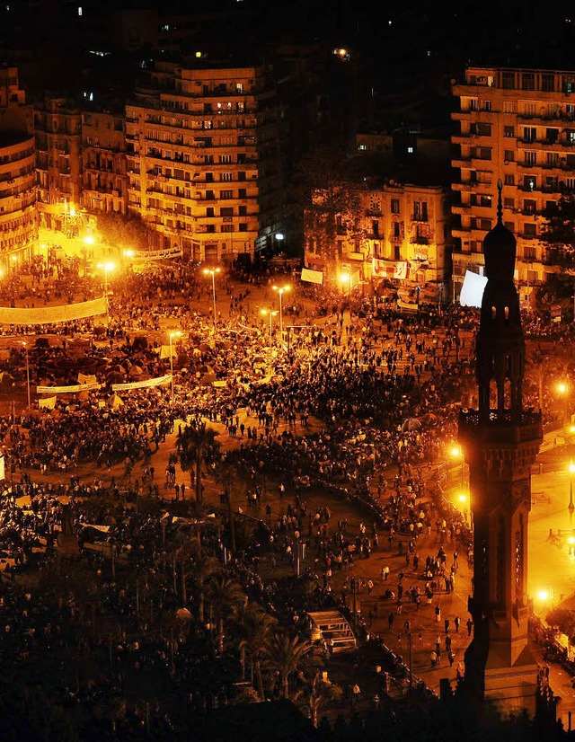Nachdem sie den Tahrir-Platz tagsber ...eder festgesetzt und verbarrikadiert.   | Foto: DPA