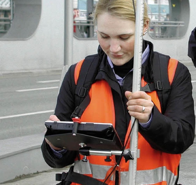 Arbeiten mit direkter Verbindung ins A...GPS zur genauen Positionsbestimmung.    | Foto: Landesvermessung  Niedersachsen/dpa