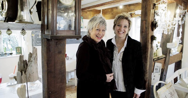 Karin Hartwig (links) mit Andrea Biller im Caf Lager  | Foto: Ch. Breithaupt