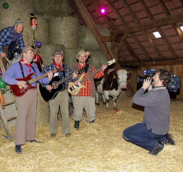 Das Fernsehen beobachtet das Reichenbacher Buure-Quartett im Kuhstall.   | Foto: Wolfgang Beck