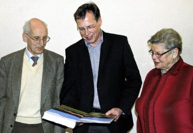 Wolfgang Trogus, Alfred Schies und Pia...lten das  Burkheimer Familienbuch vor.  | Foto: herbert trogus