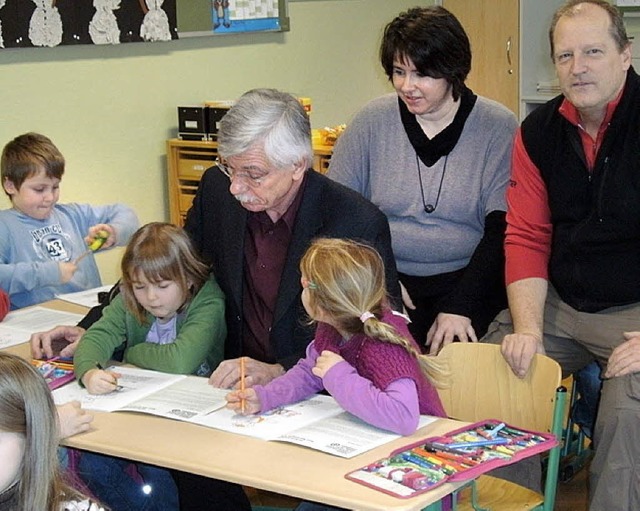 Neue  Verkehrsmalbcher: Kids mit Rekt...cht und Klassenlehrer Walter Kutscher   | Foto: privat