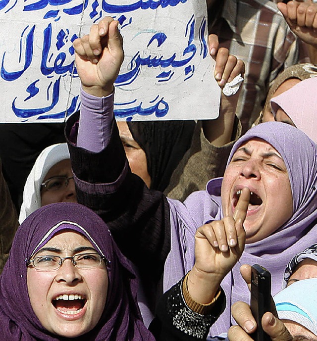 gypterinnen appellieren ans Militr, Mubarak abzusetzen.   | Foto: DPA