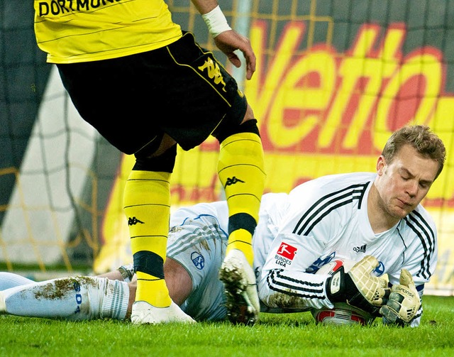 Schalkes Torhter Manuel Neuer  sicher...or dem heranstrmenden Lucas Barrios.   | Foto: DPA