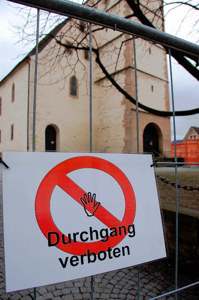 Gefahr fr Passanten: Das Turmdach der...engen Winter Verschleierscheinungen.   | Foto: Gabriele Babeck-Reinsch