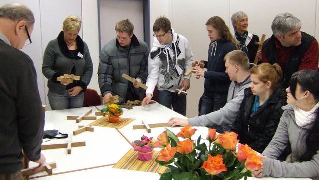 Jugendliche gestalteten  neue Kreuze  ...e der Sozialstation in Bad Krozingen.   | Foto: Susanne Mller