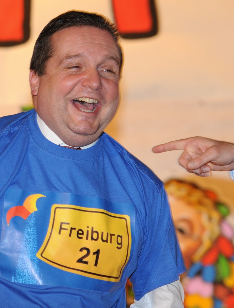 Stefan Mappus bekommt beim Zunftabend der Freiburger Fasnetrufer die Ehrenmtze mit Katzenschwanz verliehen.