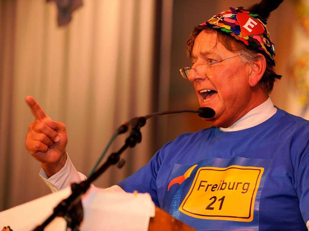 Stefan Mappus bekommt beim Zunftabend der Freiburger Fasnetrufer die Ehrenmtze mit Katzenschwanz verliehen.