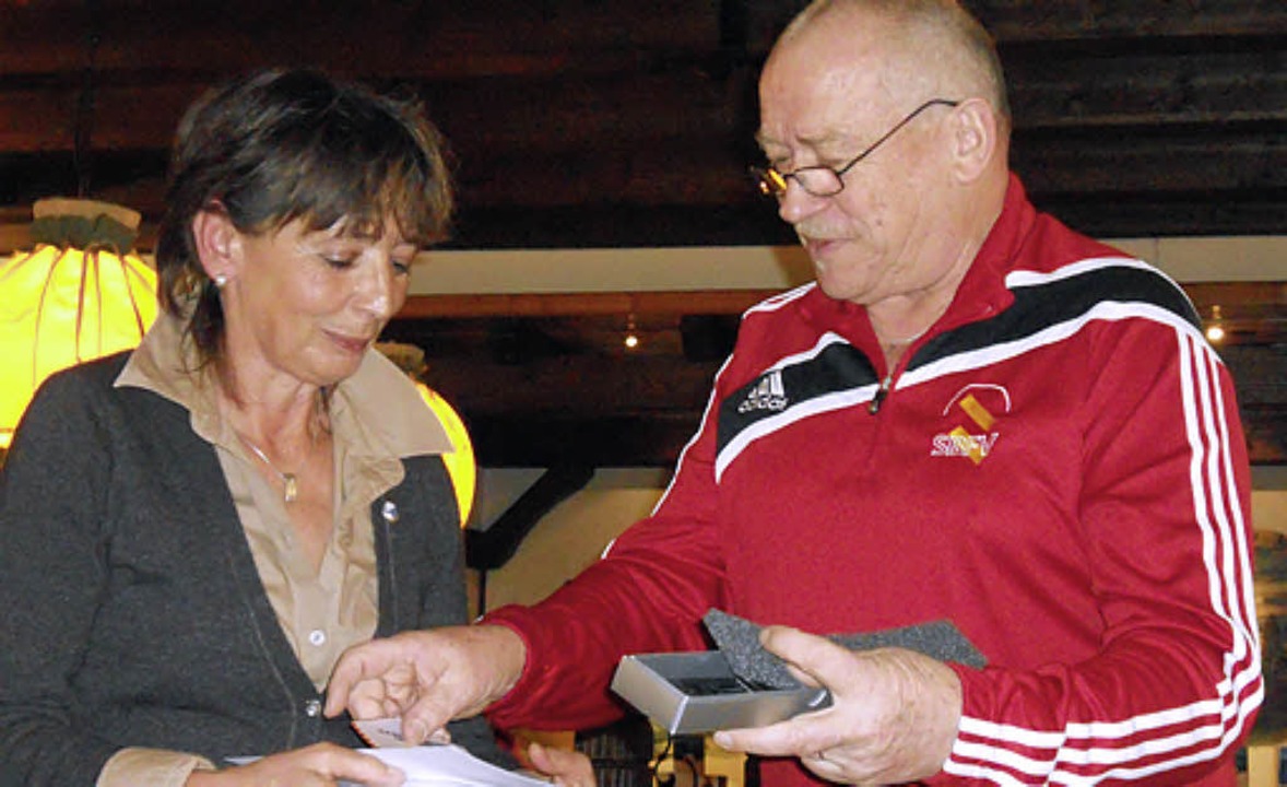 Rudi Kleiser überreicht Paula Wehrle den Ehrenamtspreis des Fußballbundes.   | Foto: Privat