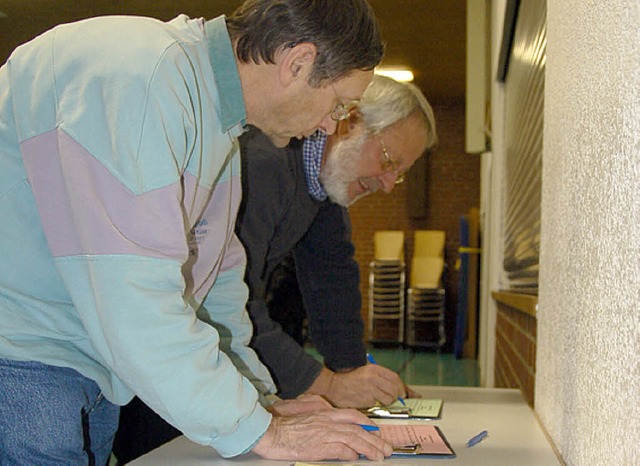 An die Arbeit: Rmminger beim Einschreiben fr die Arbeitsgruppen.  | Foto: Markus Maier