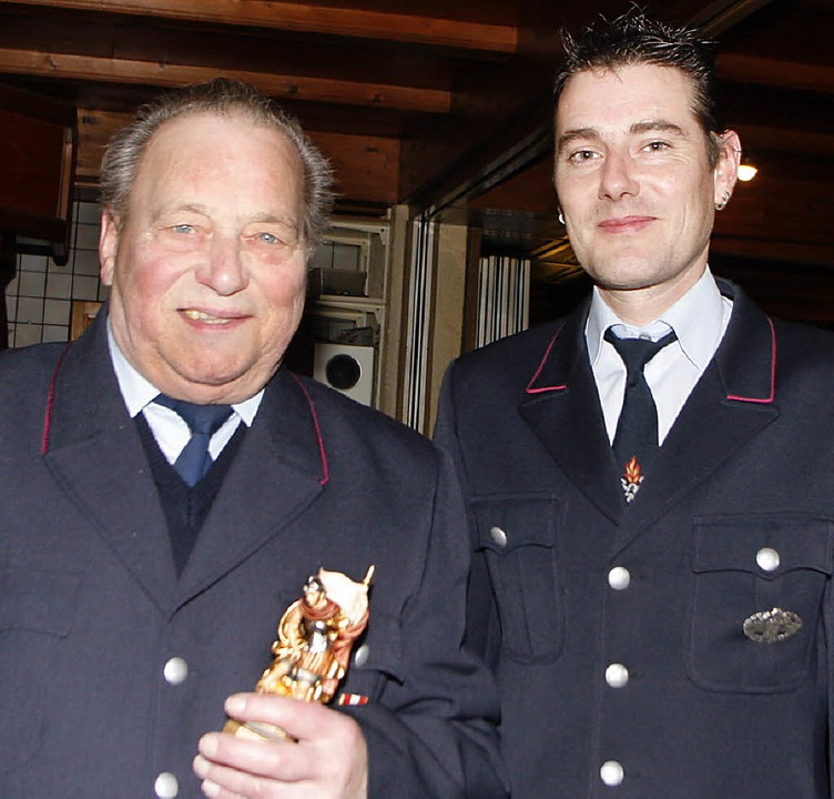 Franz Ehret (links) gehört der Feuerwe...ür  hat ihn Thomas Benz ausgezeichnet.  | Foto: Heidi Fössel