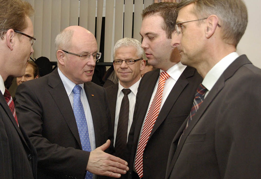 Volker Kauder (CDU) begrüßt  Wahlkreis...e MdB Armin Schuster (rechts im Bild).  | Foto: Jacob