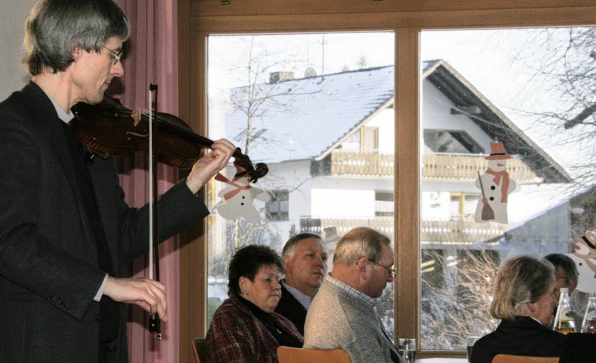 Das Geigenspiel von Pater Matthias kam...mmlung der Kirchengemeinde bestens an.  | Foto: CS