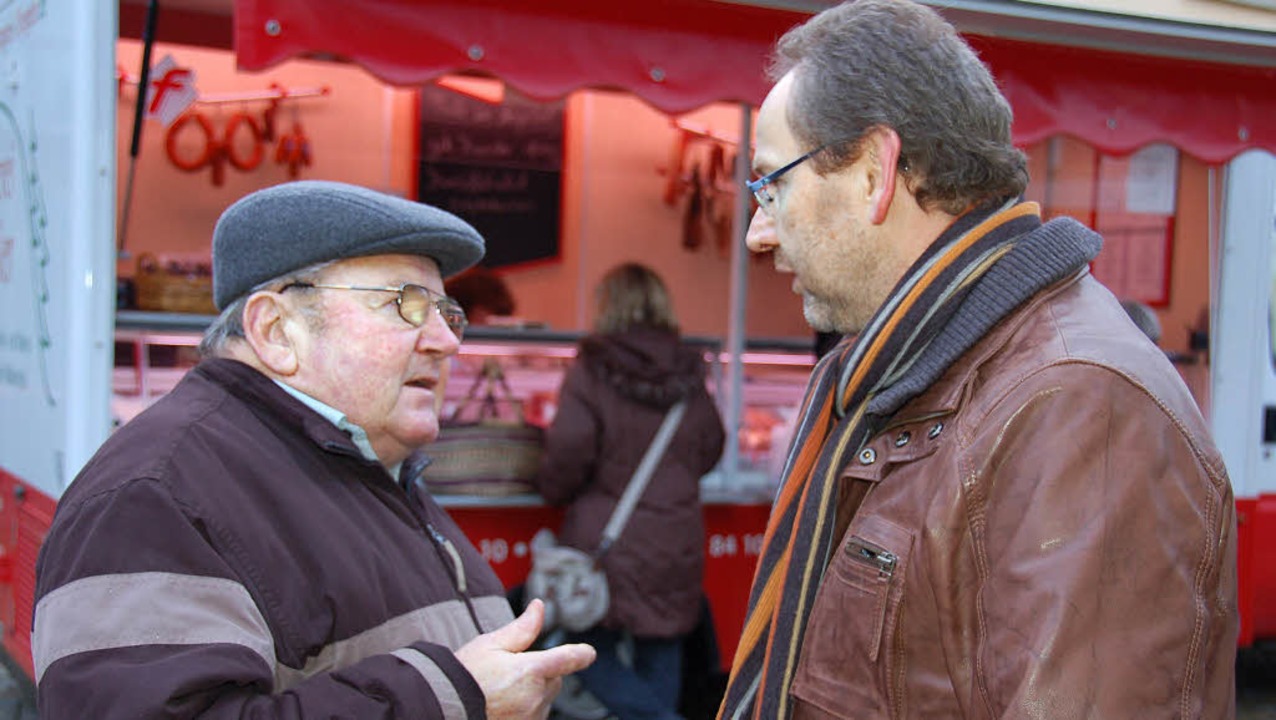 Wie groß muss ein Einkaufsmarkt  sein?...ußbaumer diskutiert mit einem Bürger.   | Foto: heike Lemm