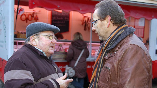 Wie gro muss ein Einkaufsmarkt  sein?...ubaumer diskutiert mit einem Brger.   | Foto: heike Lemm