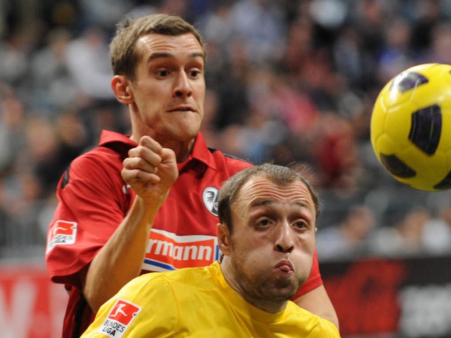 Julian Schuster (links) hat seinen Vertrag beim SC Freiburg verlngert. 