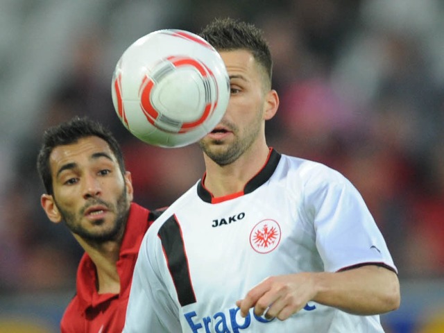 Duell auf Augenhhe: Yacine Abdessadki...hler (rechts) von Eintracht Frankfurt.  | Foto: dpa