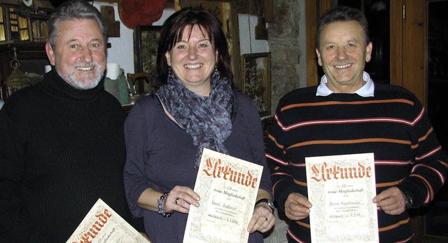 Manfred Kbler, Uschi Sutterer und Ber... sie mit einer Urkunde ausgezeichnet.   | Foto: Susi Kanele