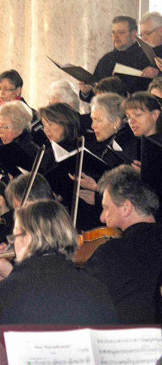 Sänger und Instrumentalisten musizierten  bei der Messe im Dom.  | Foto: Christiane Sahli