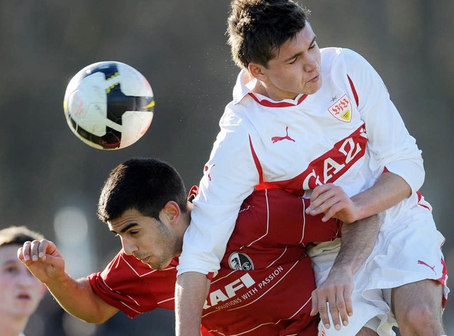 Der Freiburger Oguzhan Tasli (unten)  ...ll mit dem Stuttgarter  Kevin Stger.   | Foto: Patrick Seeger