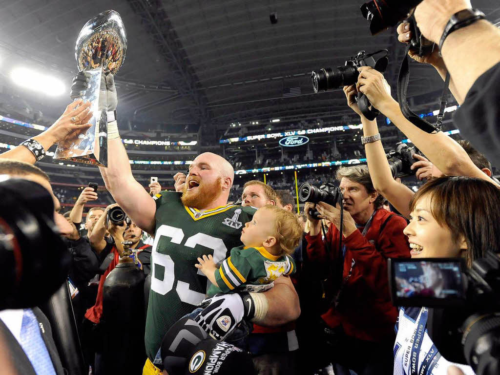 Scott Wells von den Green Bay Packers nach dem Sieg mit dem Vince Lombardi Pokal