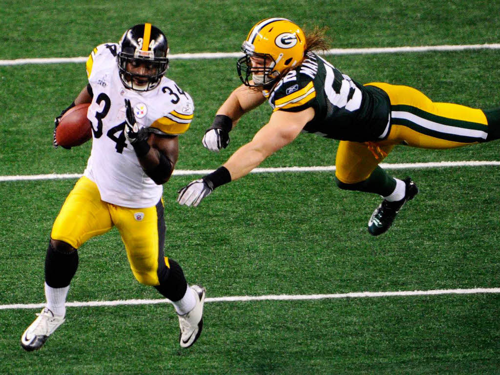 Clay Matthews von den Packers (rechts) im Anflug auf Rashard Mendenhall