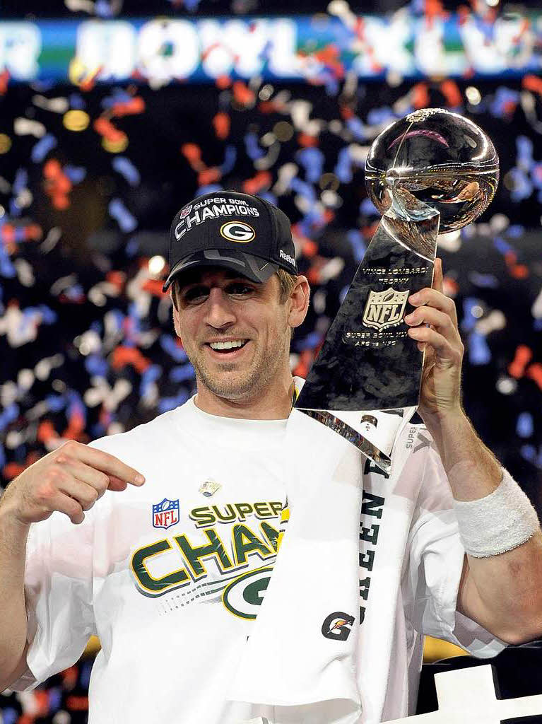 Aaron Rodgers von den Packers mit der Vince Lombardi Trophy