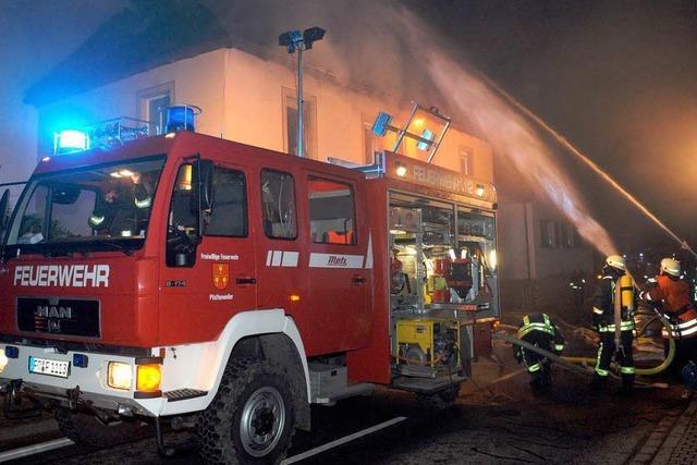 Zimmer in Flammen – drei Feuerwehren im Einsatz