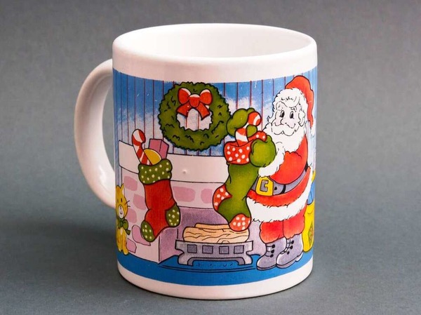 Zuckerstangen im Stiefel und Zuckerwrfel im Becher.