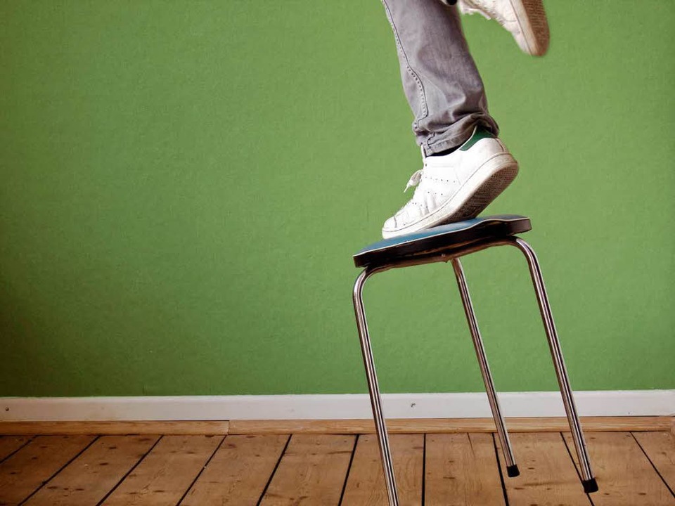 Der Hocker ist etwas fr Artisten im Z... aber keine Steighilfe in der Wohnung.  | Foto:  Photocase.de/Complize