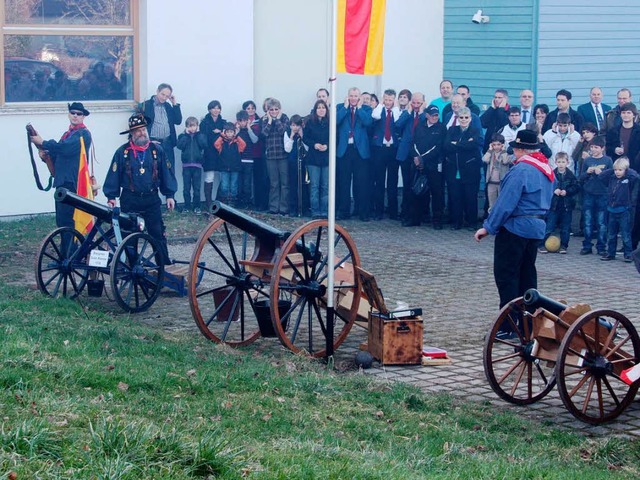Salutschsse aus historischen Kanonen wurde zur Feier des Tages abgefeuert.  | Foto: Silvia Faller
