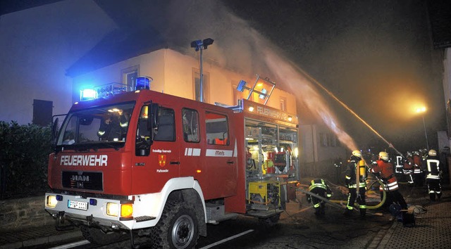 Schneller Einsatz: Die Feuerwehr Pfaff...des Wohnungsbrands in der Weinstrae.   | Foto: Patrick Seeger