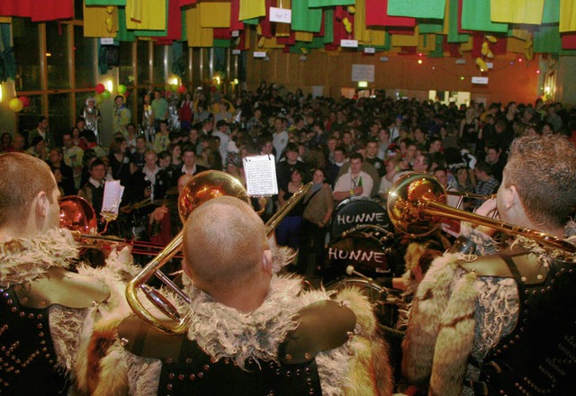 Auch die Guggemusik &#8222;Hunnen&#822...m Chlotze-Horni-Geburtstag in Istein.   | Foto: Cremer