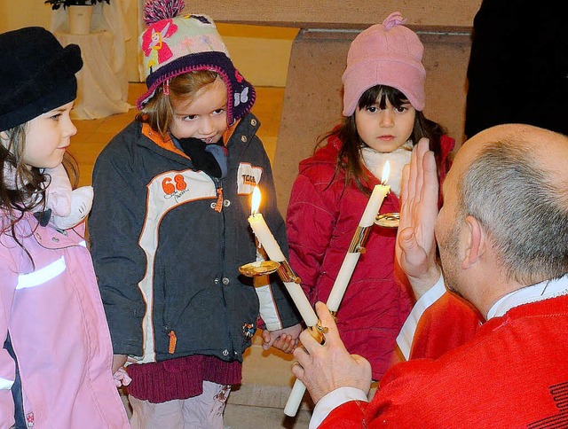 Pfarrer Heinz Vogel erteilt den Kinder...ergartens St. Josef den Blasius-Segen.  | Foto: Eberhard Wei