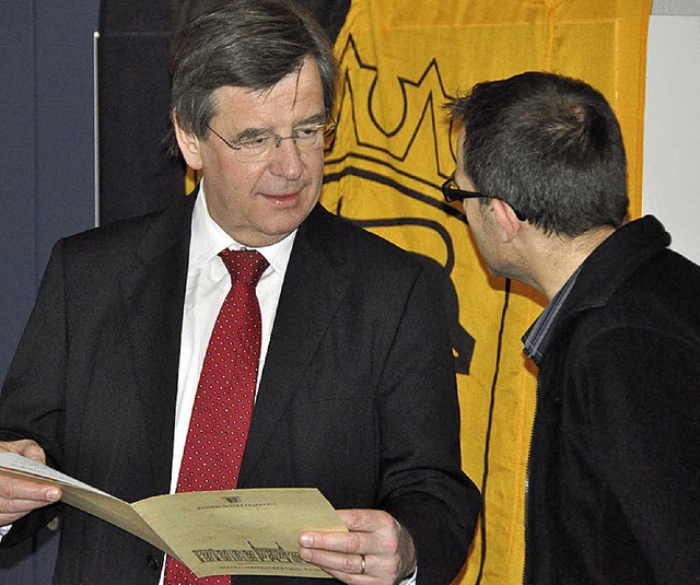 Finanzminister Willi Stchele hchstpersnlich berreichte die Urkunden.   | Foto: Gramespacher