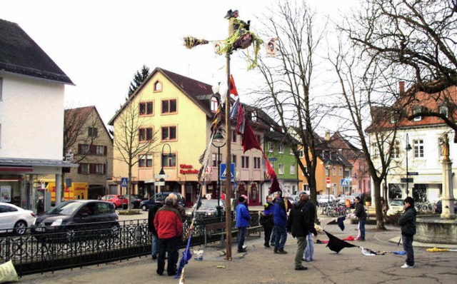 ber dem Kirchplatz in Alt-Herdern thr...und  bunte Wsche ziert den Glasbach.   | Foto: Hans Sigmund