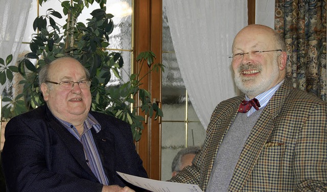 Der neue VdK-Kreisvorsitzende Winfried...eichte Ewald Fakler die Auszeichnung.   | Foto: Elfriede Mosmann